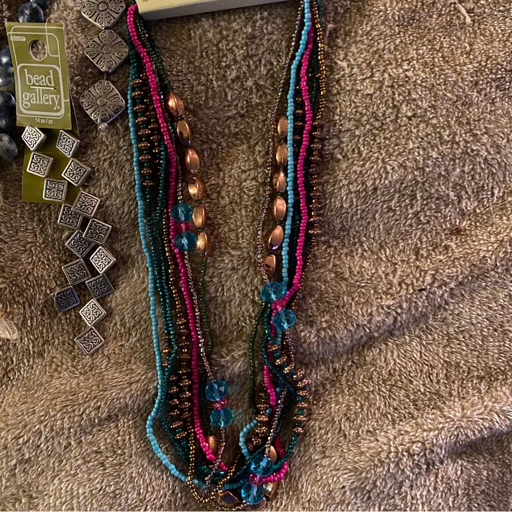Crafting beads and necklaces - Picture 7 of 8